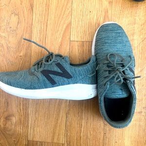 New balance boys athletic shoes size 4 green